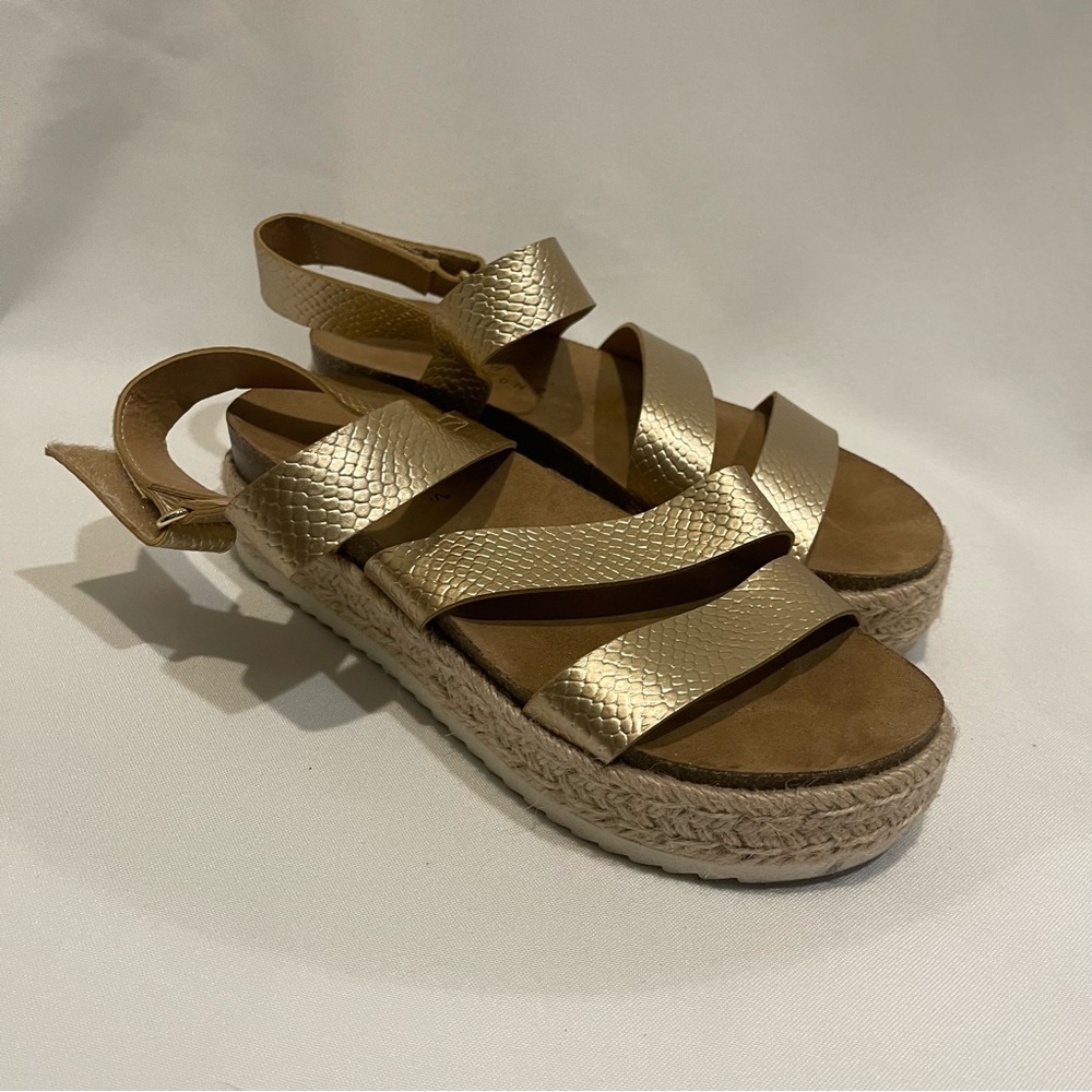 New Directions Agnew size 7 gold platform sandals‎